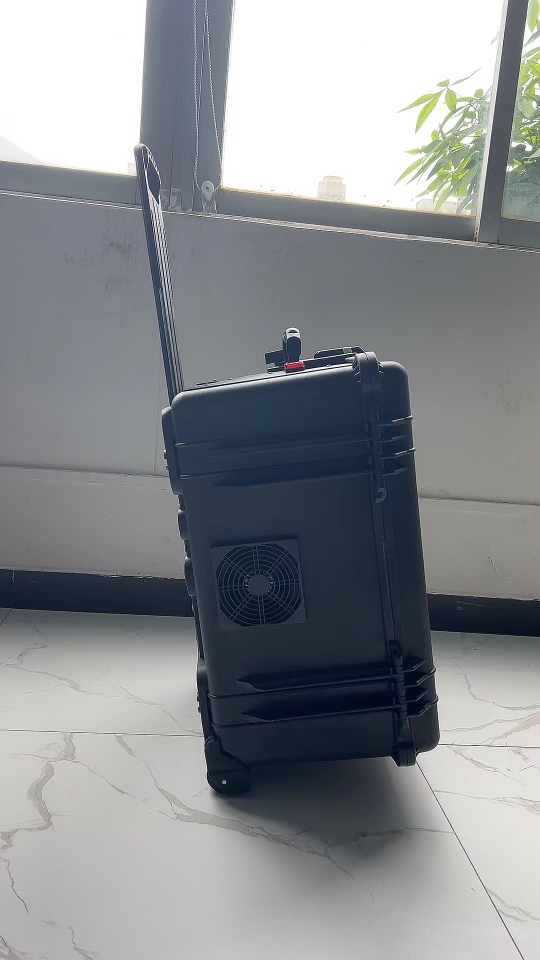 鹰手营子矿手拉箱型移动通信干扰器